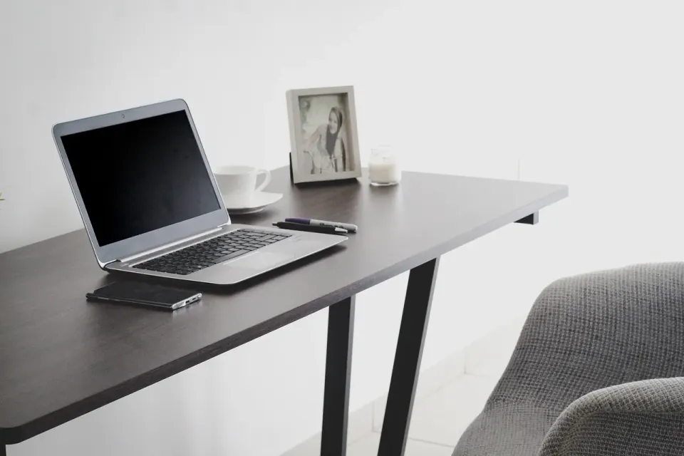 A calculator and pen on a desk, a picture of working out per-seat software costs
